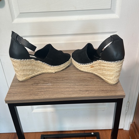 STEVE MADDEN JAYLEN WOVEN PLATFORM WEDGE BLACK SANDALS IN SIZE 8 M - Picture 4 of 7